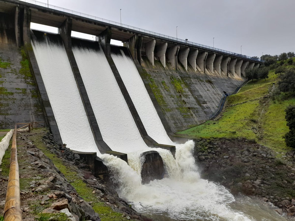 CH_Guadiana's tweet photo. 💧¿Cómo alivian las presas del Guadiana en episodios de lluvias intensas?

Existen distintos sistemas para evacuar agua de forma segura:
✔️ Aliviaderos de labio fijo
✔️ Aliviaderos con compuertas
✔️ Aliviaderos exentos
✔️ Desagües de fondo
✔️ Un caso especial: Gargáligas

🧵 Hilo https://t.co/VOIyOSnLFC