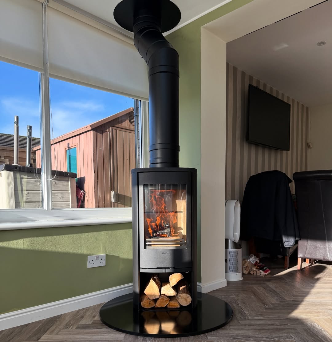 ConturaStoves's tweet image. The Contura 810 Style wraps your space in heat &amp;amp; style 🔥

Clean Scandinavian design meets powerful warmth — perfect for open plan spaces &amp;amp; well-loved rooms alike. Ready to be the heart of your home

🎥 @pendle_stoves_fireplaces (on IG) 💓

#conturastoves #scandidesign #fireplace