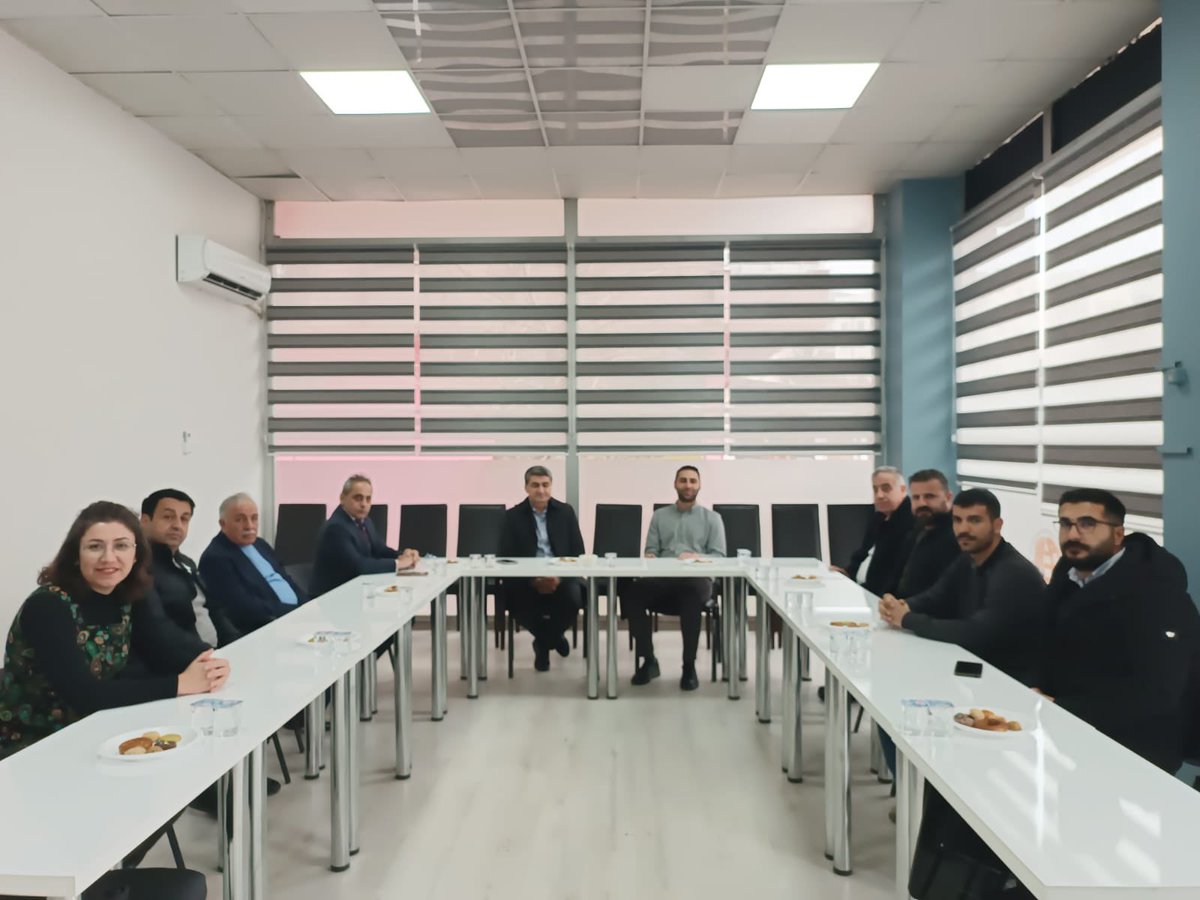 📍 TMMOB (<a href="/mardinikk/">TMMOB MARDİN İKK</a>) Mardin’deydik.

Mardin İKK Başkanı Sn. Diyar Kut ve değerli temsilcileriyle bir araya gelerek kentin yapısal sorunlarını, şehircilik ve afet güvenliği başta olmak üzere pek çok başlığı ele aldık.
Mardin hemen herkesin Suriye’deki akrabalarının durumunu