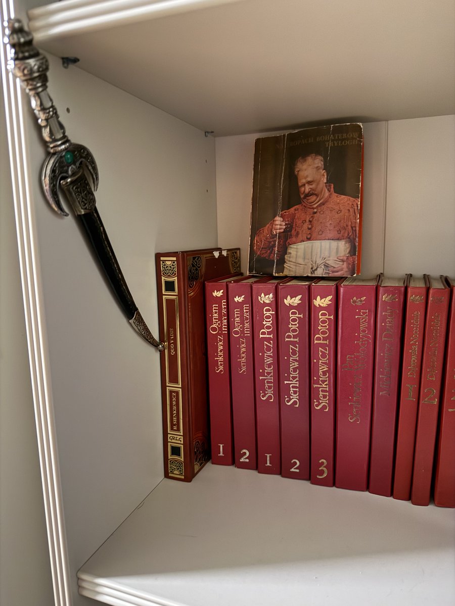 Kącik „sienkiewiczowski” na mojej półce. „Trylogia” od lat dziecinnych jest obecna w moim życiu 😍