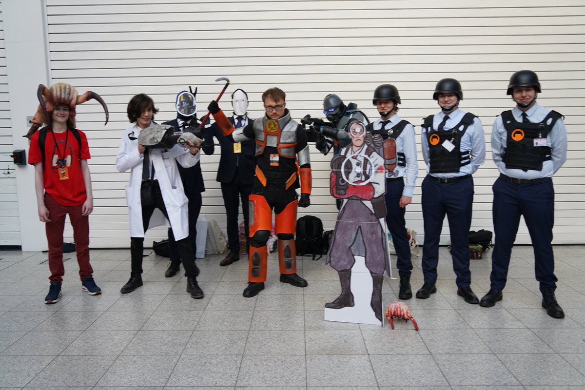 Valve Convention Cosplayers tweet media