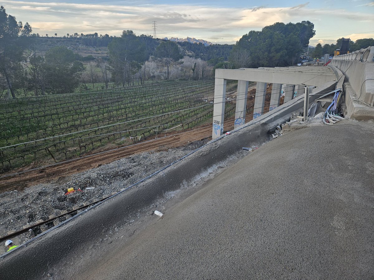 jasantano's tweet photo. Desde la demarcación de carreteras y desde @Adif_es se sigue trabajando con intensidad para recuperar el tráfico de la Ap-7  y la circulación de la R4

Se ha repuesto el paño que cedió a la altura de Gélida y se ha reforzado todo el muro. https://t.co/Pfo7GW7j8V