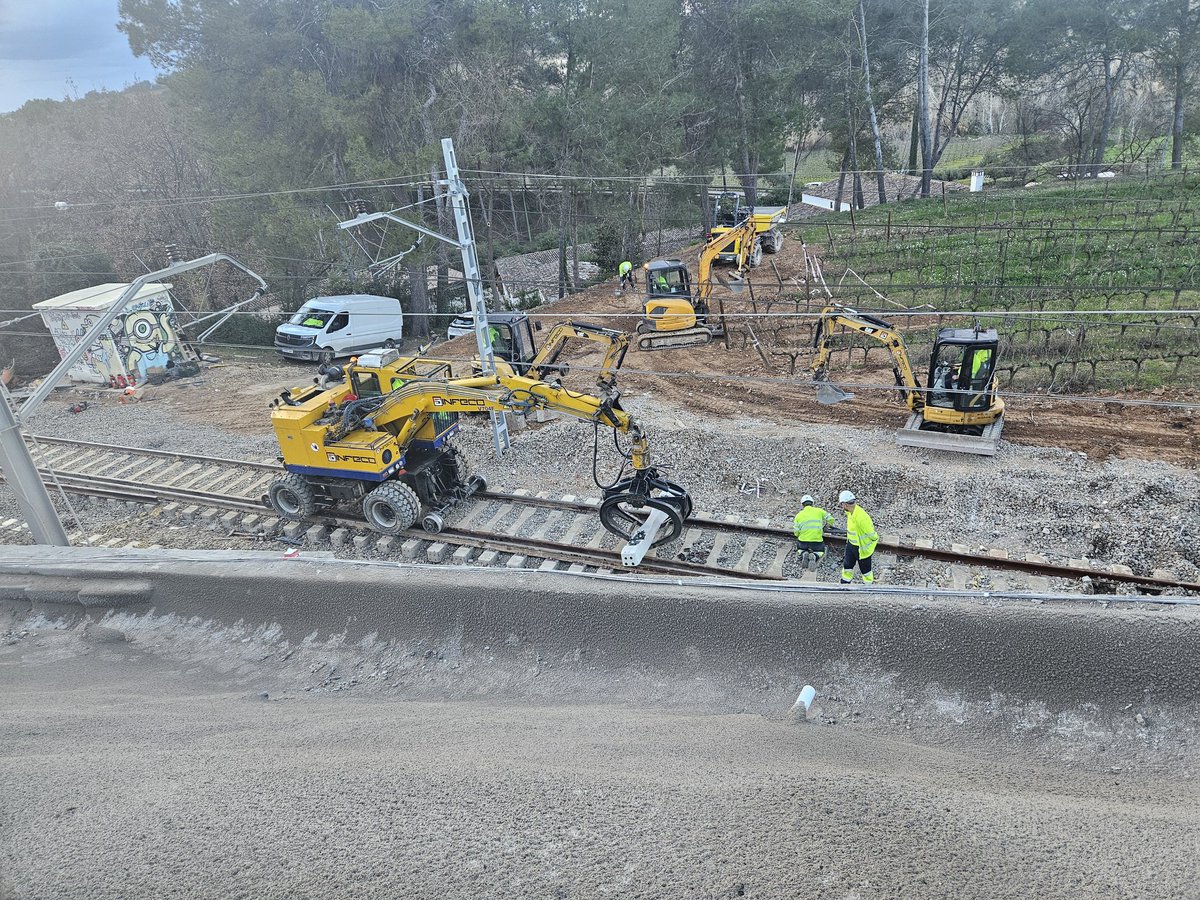 jasantano's tweet photo. Desde la demarcación de carreteras y desde @Adif_es se sigue trabajando con intensidad para recuperar el tráfico de la Ap-7  y la circulación de la R4

Se ha repuesto el paño que cedió a la altura de Gélida y se ha reforzado todo el muro. https://t.co/Pfo7GW7j8V