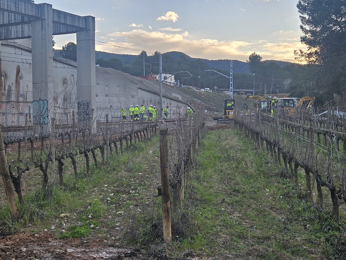 jasantano's tweet photo. Desde la demarcación de carreteras y desde @Adif_es se sigue trabajando con intensidad para recuperar el tráfico de la Ap-7  y la circulación de la R4

Se ha repuesto el paño que cedió a la altura de Gélida y se ha reforzado todo el muro. https://t.co/Pfo7GW7j8V