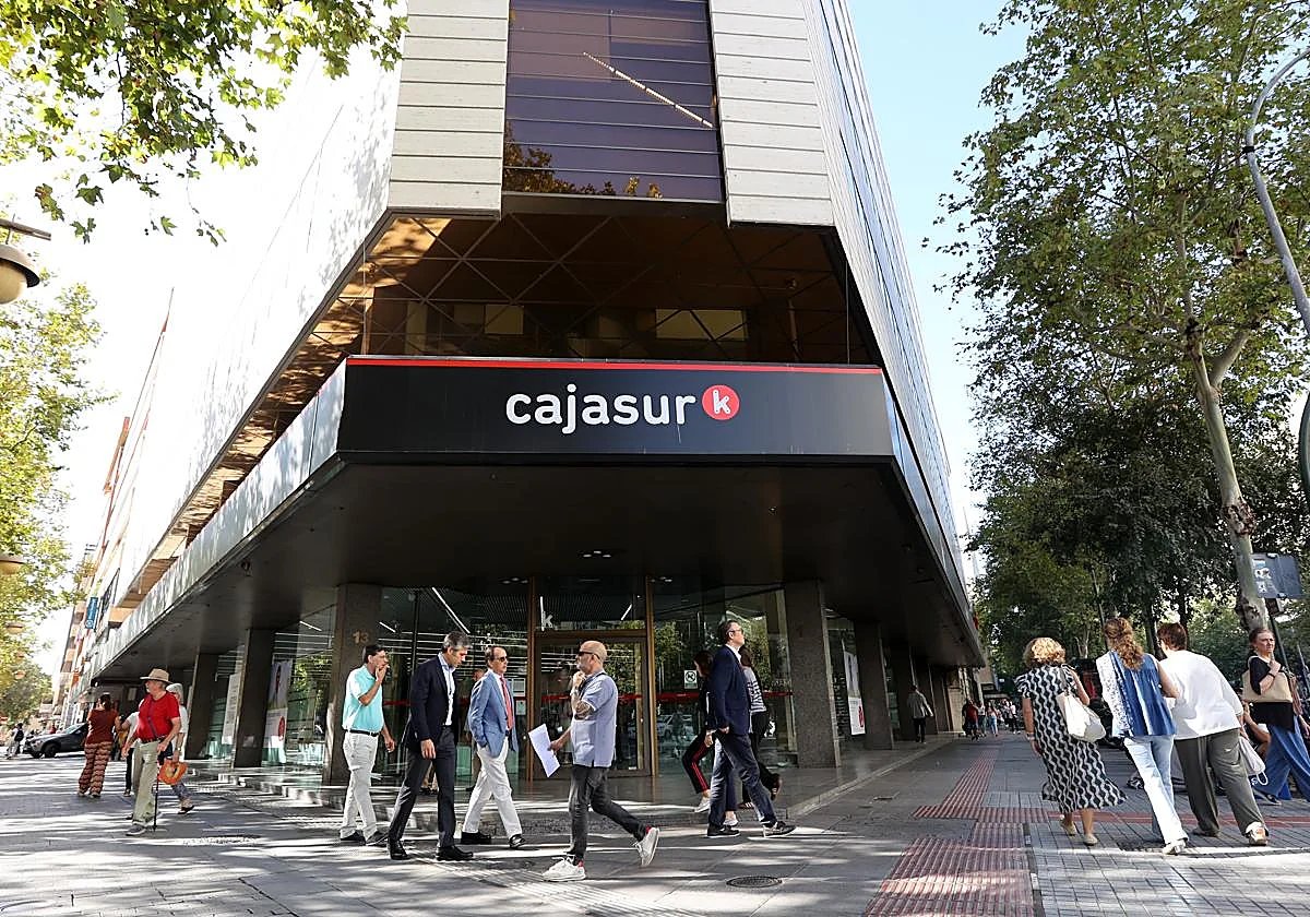 GermanSW_'s tweet image. Mi familia lleva siendo de CajaSur desde los inicios como la Caja de Ahorros de Córdoba. 

El día 13, culmina la fusión por absorción de @cajasur con @Kutxabank, después de que CajaSur entrara en situación de insolvencia en el año 2010 debido a la crisis.
Una nueva etapa bancaria