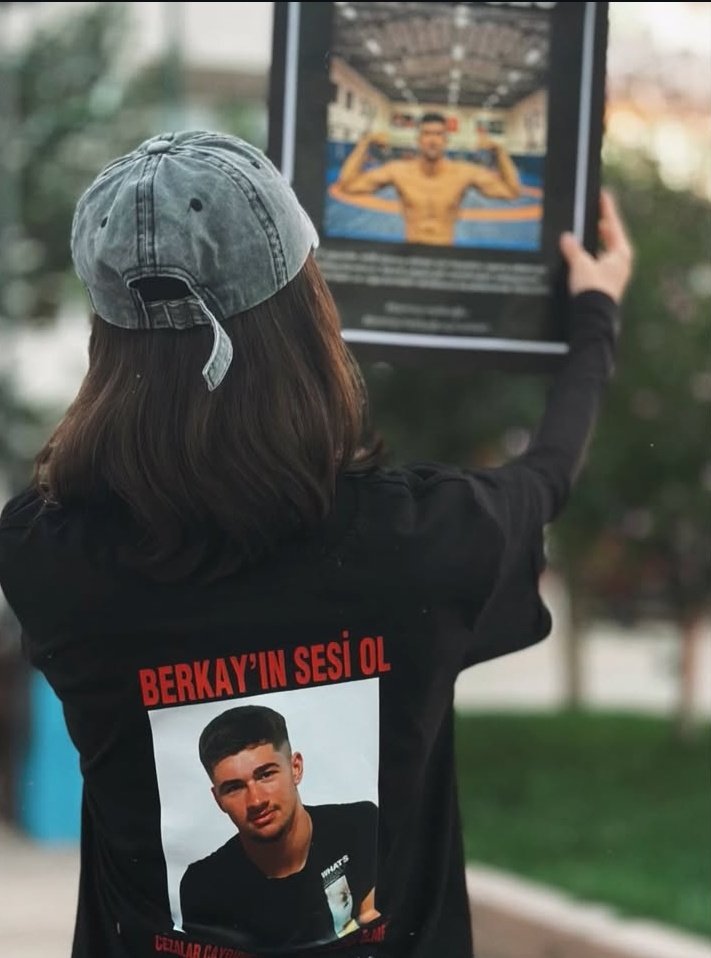 Karar duruşması: 13 Şubat 2026, Saat 14:00
Tokat/Zile Adliyesi3 Mart 2025'te, 17 yaşındaki Berkay Melikoğlu, Tokat/Turhal’da 18 yaşındaki bir kişi tarafından evinden bıçak alıp karanlıkta planlı şekilde yaklaşarak 5 kez kalbinden ve ciğerlerinden bıçaklanarak katledildi.Berkay;