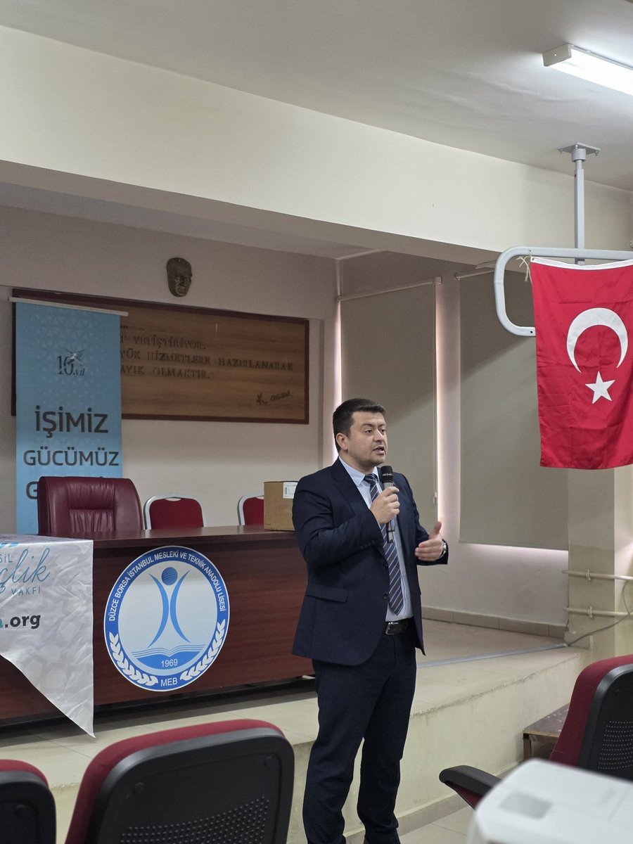 tugvaduzce's tweet photo. 📍Borsa İstanbul MTAL

Geleceğin enerjisi,enerjinin parlayan yıldızları kıymetli gençlerimiz ile işin ehlinden programı ile önceki dönem İl temsilcimiz Elektrik Elektronik Mühendisi Ersoy MuTLU ile elektrik bölümü öğrencileri buluşması gerçekleştirildi.
İşimiz Gücümüz Gençlik ⚡️ https://t.co/W8XeN1lhHK