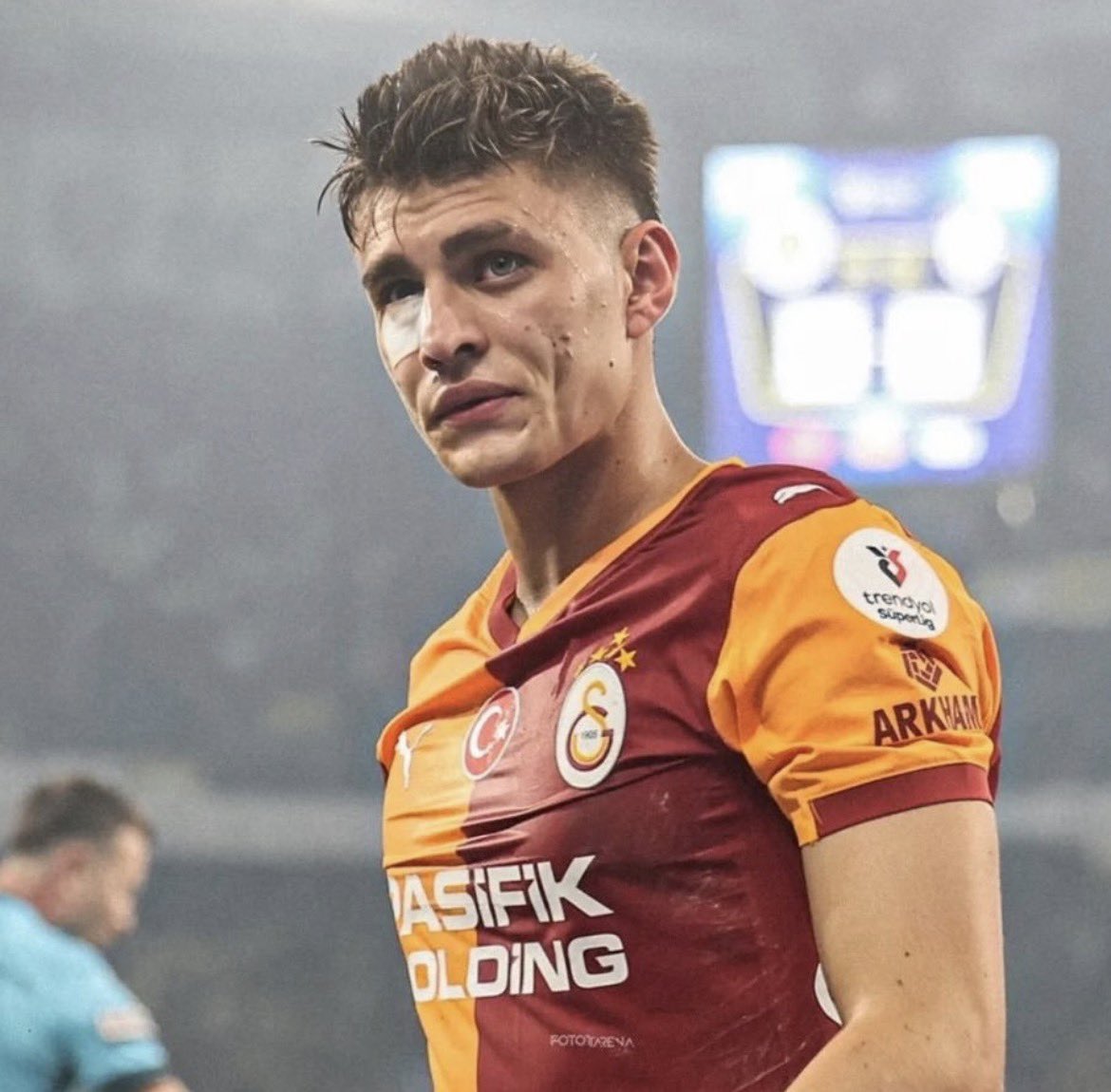 Bu çocuğun sezon sonu şampiyonluk kupasını kaldırma hakkını elinden aldınız. Şimdi çıkar iki gevşek kronik sakat Jakobs ve Eren cezalı olursa kim oynayacak dediğimizde “ Barış Alper orda oynar” filan diyecek. Yazıklar olsun!