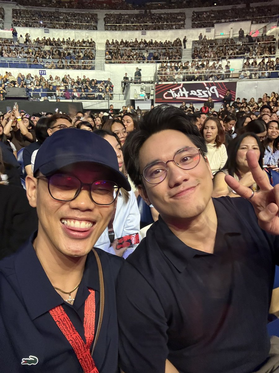 iPaulAngelo's tweet photo. back again with @ianpangilinan_ 💛💙 https://t.co/8xwPhYtyC5