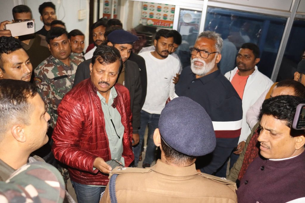 kamalrajsingh_'s tweet photo. Bihar: 31 साल पुराने मामले मे पूर्णिया से सांसद पप्पू यादव को गिरफ्तार करने पहुंची,

लोगों के मकान को दबाकर बैठे थे 

Pappu Yadav यहां पुलिस को धमका रहे है, और सरकार को कोस रहे है,
#PappuYadav आपके दबंगई के दिन पूरे हुए

#Purnia #PappuYadavArrest https://t.co/XQl8dstnEk