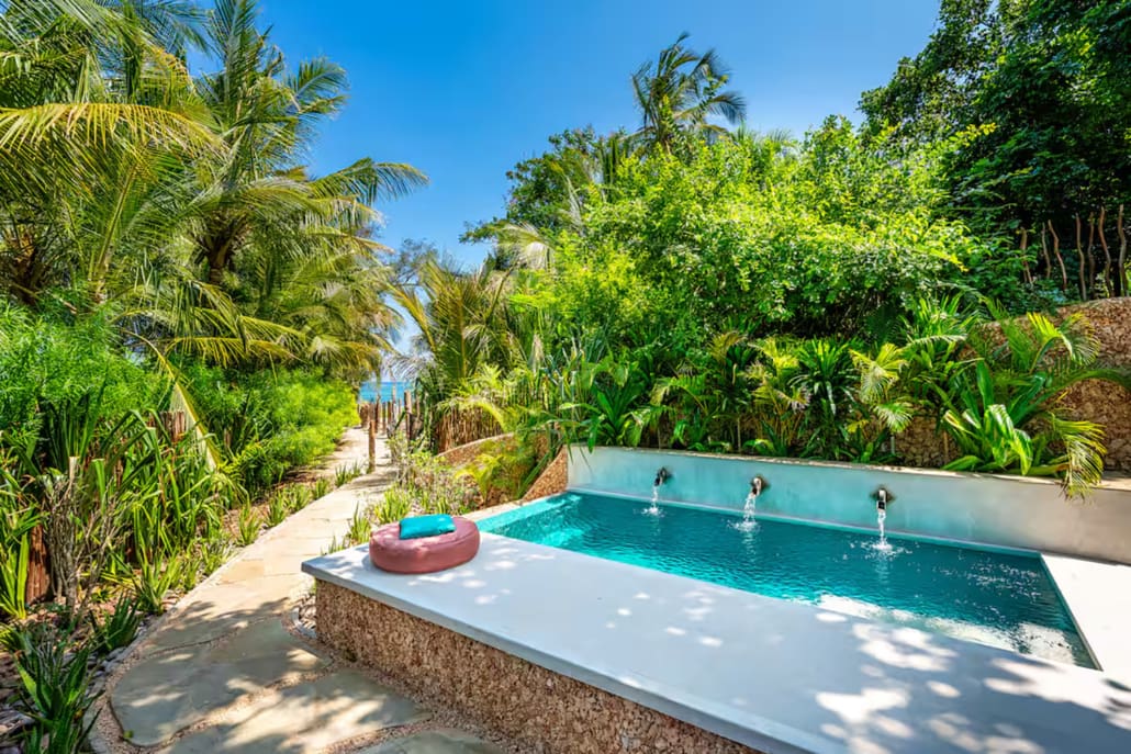 PerfectSafariz's tweet photo. If your idea of luxury is space, privacy and the ocean at your doorstep -this one's for you. 
A hand picked one-bedroom beach suite in Diani, steps from the sand. https://t.co/ms6pPFrbGc