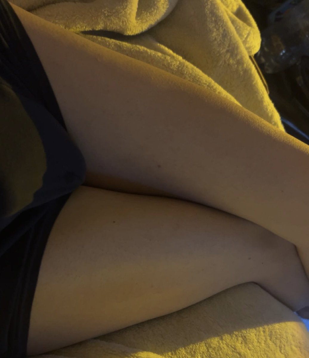Maple444_'s tweet photo. Thighs because I love you 😌💖

#nofap #trans #nsfwtwt #t4t https://t.co/saCy2YSDj6
