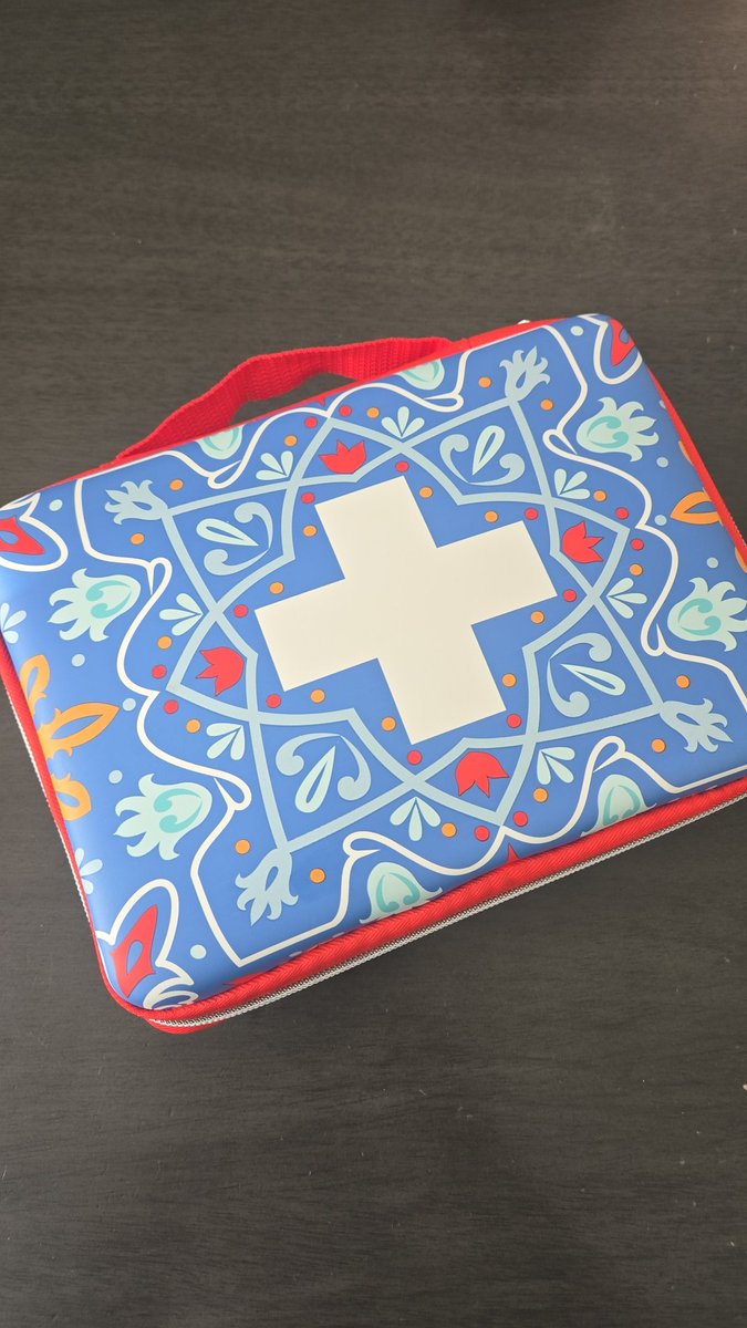teppei01's tweet photo. Thanks @thestevenwoods I'll never look at my first aid kit the same again https://t.co/IbSVVUtW0x