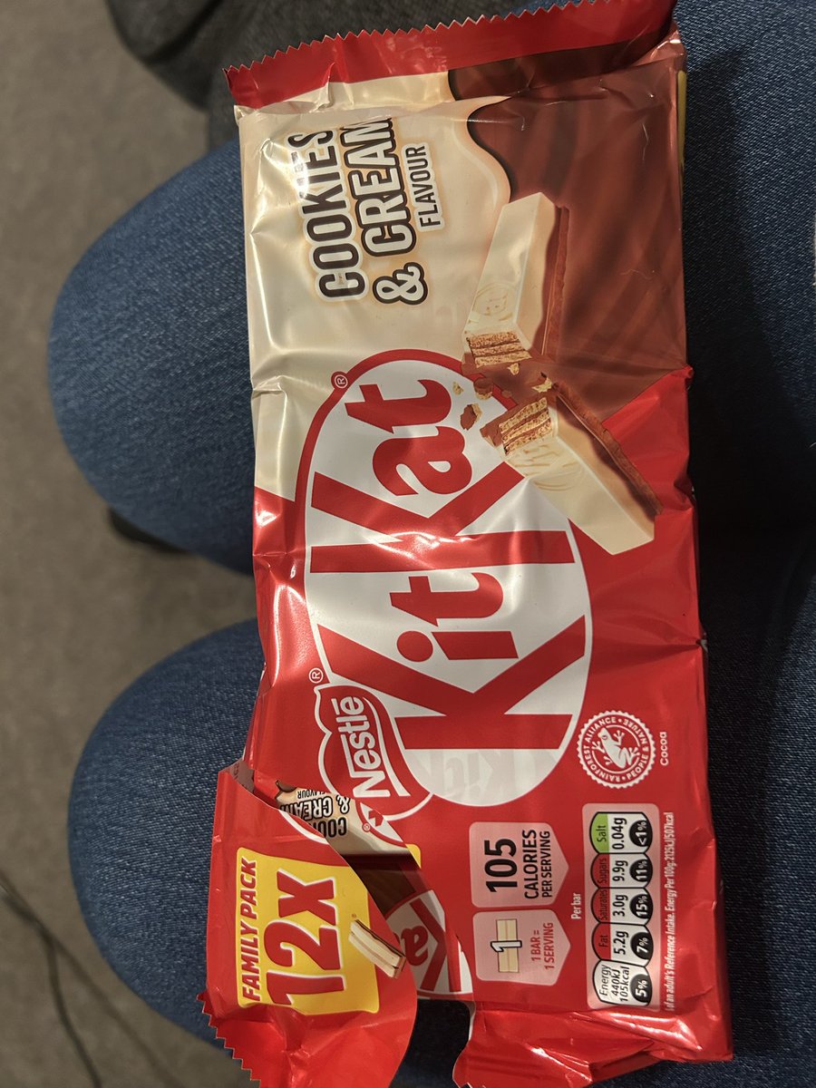 Sarah_Nelse_'s tweet photo. @NestleUKI what’s happened here? But a 12 pack and get 11 😳 I thought it looked light. How did this get passed your production? #nestle #missingkitkat https://t.co/df3ar2HzRY