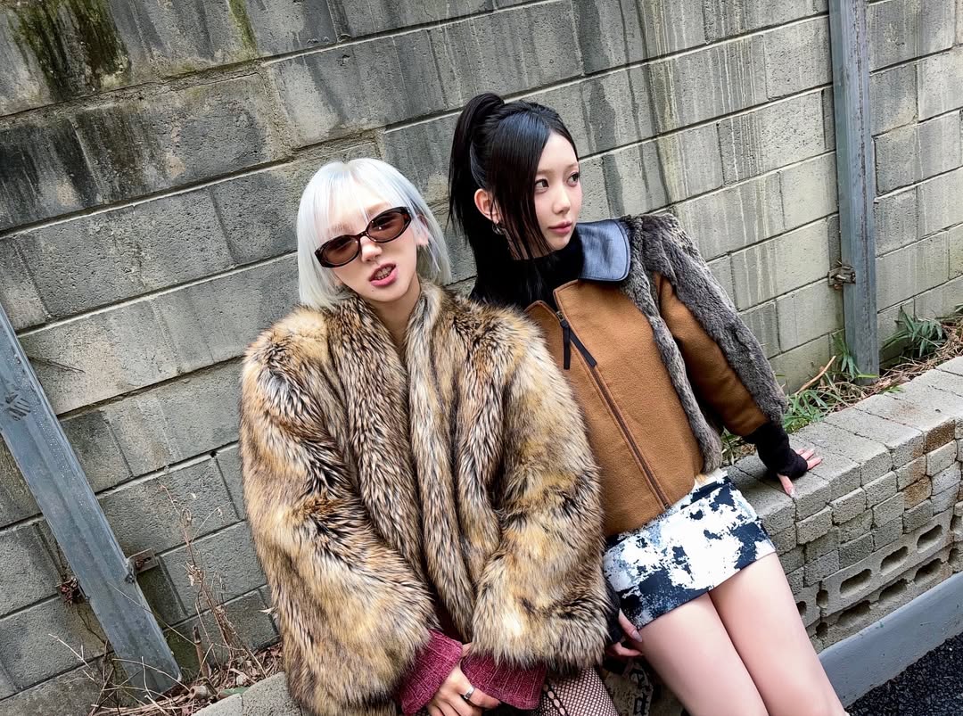 EMMA e YunSeo em novas fotos a caminho da Seoul Fashion Week 2026.

#배드빌런 #BADVILLAIN <a href="/BADVILLAIN_BPM/">BADVILLAIN OFFICIAL</a>