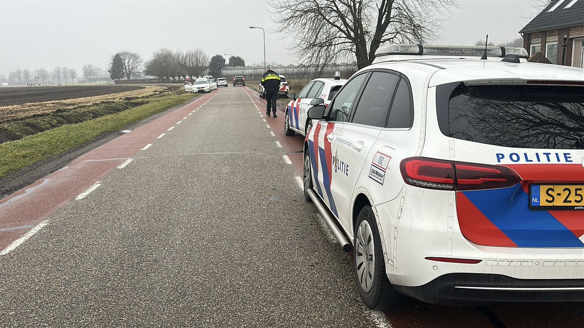 Onopvallende politiewagen geramd in Heide