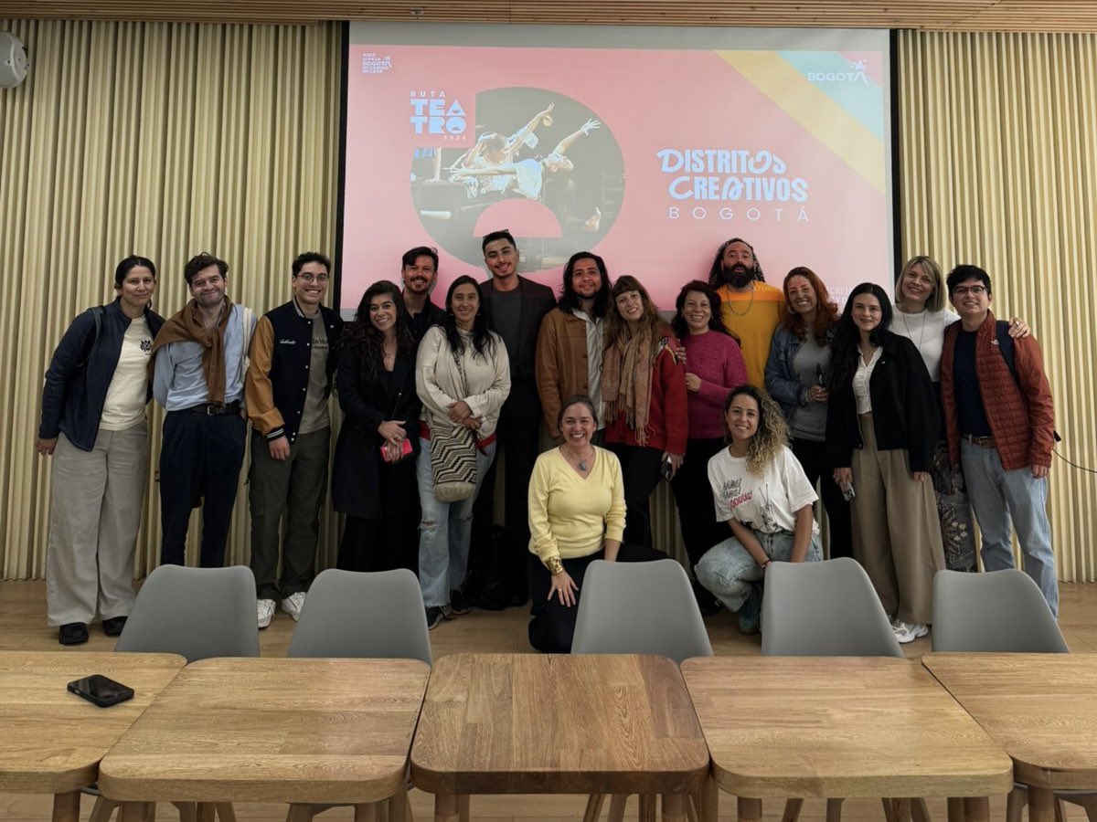 CulturaenBta's tweet photo. 💛❤️ La #CulturaBogotá sucede cuando soñamos en conjunto 💭🚀

Hoy nos reunimos con gestores y líderes territoriales de los #DistritosCreativos de Teusaquillo y La Candelaria - Santa Fe, casa de la #RutaTeatroBogotá, para crear una red de comunicación que permitira fortalecer la divulgación cultural 24/7 entre la ciudadanía y el turismo de Bogotá. 🙌