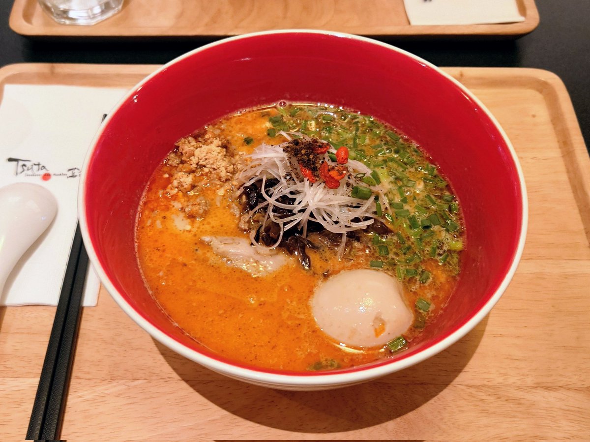 Masasaito_IC's tweet photo. ラーメン店で初めてミシュランを獲得したJapanese Soba Noodles 蔦 のバンコクCentralWorldの店舗。
とんこつラーメンを頂きました。普通に美味しかったですが、この程度の味なら山形県内にたくさんあると思う。
#tsuta #centralwOrld #Bangkok #Thailand https://t.co/vIU99pnXYt
