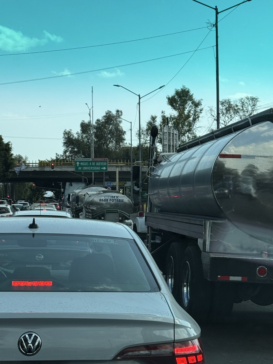 SoyCasiPerfecta's tweet photo. @OVIALCDMX por qué tienen permitido de estacionamiento a las pipas? No permiten la libre circulación, quitan carril y medio de la avenida, las personas no pueden hacer uso de la parada de autobús exponen la vida entre pipas y tráiler esto así todos los días, exigimos los retiren! https://t.co/FqNkWUfkBg
