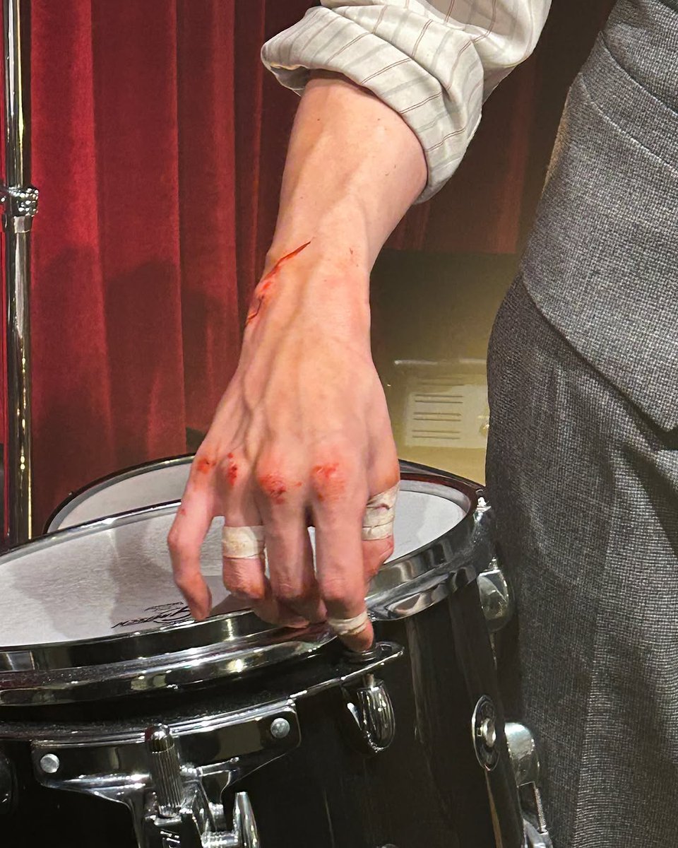 พูดก็พูดเถอะ ถึงชั้นจะเป็นแม่นางแต่ก็ต้องยอมรับเลยว่าเด็กคนนี้ sex appeal สูงมากกกกก สูงมาแต่ไหนแต่ไร ด้วยบาดี้ของแดนอ่ะ แบบขายาว หุ่นดี มีซิกแพค แกดูแค่มือนางสิดูแค่นี้ก็รู้แล้วว่ามือคนหล่ออ่ะ ถ้านางไม่เริ่ดจริงไม่ครองตำนานพระเอกฟิคจอยลดาแสนเรื่องหรอก