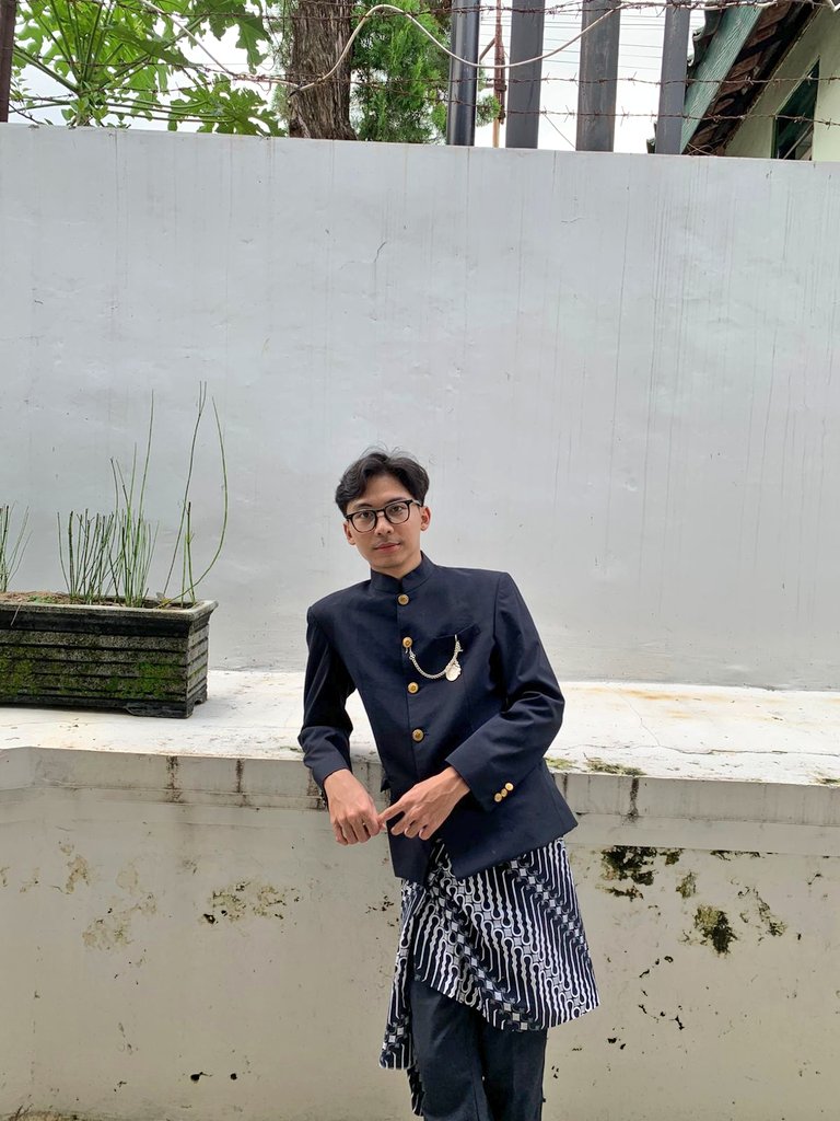 cateliarworld's tweet photo. selamat wisuda buat dua orang temen gueh enih @urmed_ @kuyakinibisa  🕺🕺🕺🕺🕺🕺🕺🕺🕺🕺 https://t.co/0z4VMnoDns