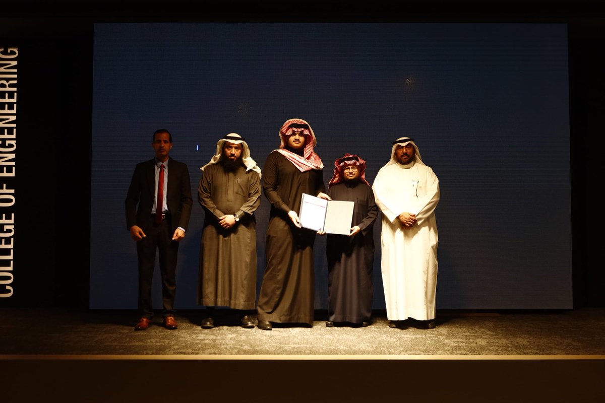 EwanClub's tweet photo. 🥈✨ بكل فخر واعتزاز، نُعلن عن تحقيق نادي إيوان،المركز الثاني على مستوى الأندية العامة للفصل الدراسي الأول لعام 1447 هـ ؛إنجازٌ لم يكن ليرى النور لولا تظافر الجهود وشغف المبدعين.

شكرًا لكل من وضع بصمته في رحلة هذا التألق، والقادم يحمل طموحاتٍ تعانق السماء لنرتقي دوماً نحو القمة. https://t.co/iseZ3TzKDn