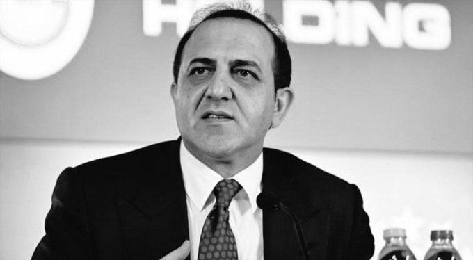 Üçünüzün vizyonu Erden Timur’un vizyonunun yarısı etmiyor.

Futbolu bu kadar mı bilmiyorsunuz ?
Hala Erden Timur’un ve Fatih Terim döneminde alınan futbolcuların ekmeğini yiyorsunuz.
Sane hariç transfer başarınız yok.

Size yazıklar olsun !