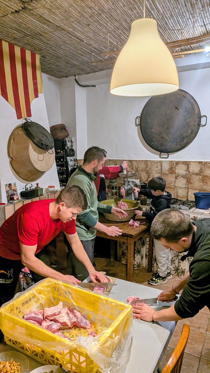La matança del porc i la seua conservació havien estat eines de supervivència, ara s´han convertit en rituals de memòria; allò que abans era necessitat, ara és identitat.
Mentre recordem com s´ompli una botifarra o com cuinar una olleta de blat picat, continuarem sent poble.