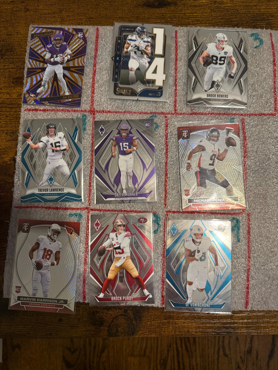 avillanueva3rd's tweet photo. LOT 3:
#Cardstack Sale! #cardstacks #thehobby #cardhobby #footballcards #panini
TOP: Tai Felton (RC), DK Metcalf, Brock Bowers
MIDDLE: Trevor Lawrence, Dallas Turner (RC), Michael Penix (RC)
BOTTOM: Marvin Harrison (RC), Brock Purdy, De'Von Achane https://t.co/lnhyaqUFCJ