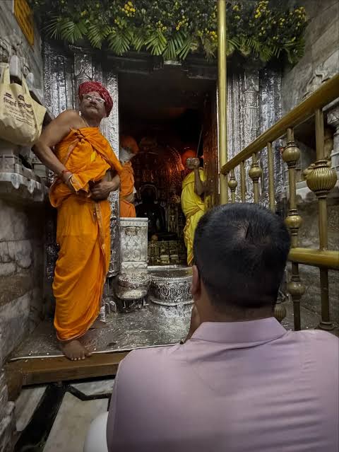 Jain_Itihaas's tweet photo. आस्था के नाम पर केसरियाजी जैसे जैन तीर्थों में हिंदू समाज पूरे सम्मान के साथ अपनी श्रद्धा जताता है  और जैन समाज ने कभी इस पर आपत्ति नहीं की।
फिर भी आज गिरनार में जैनों के प्राचीन अधिकार धीरे-धीरे छीने जा रहे हैं।

केसरियाजी में कोर्ट केस जीतने के बाद भी जैन समाज से कहा जाता है कि वहाँ उसका कोई हक नहीं, क्योंकि बहुसंख्यक समाज मंदिर छोड़ना नहीं चाहता  और जैन समाज मजबूर होकर चुप है।

लेकिन गिरनार में हिंदू भाइयों को इस बात से तकलीफ है कि जैन लोग अपना इतिहास क्यों बताते हैं।
यह दोहरा मापदंड बहुत दुख देता है… 💔

#Jainism #History