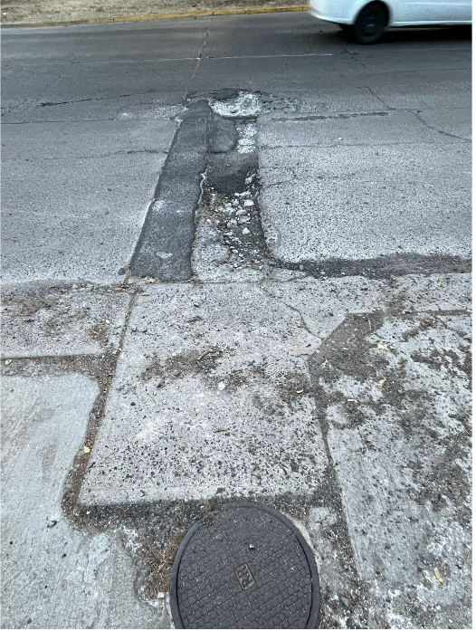 mloustaunau's tweet photo. @siapagdl @Trafico_ZMG @ZapopanGob @JuanJoseFrangie @GobiernoJalisco Bache que sigue sin atenderse y creciendo, es evidente que es un trabajo de alcantarillado. 

Av Abedules No 428 Esquina Jesús D Rojas Col Los Pinos Zapopan @Trafico_ZMG @ZapopanGob @JuanJoseFrangie @GobiernoJalisco @siapagdl https://t.co/m3hRgbKj2i