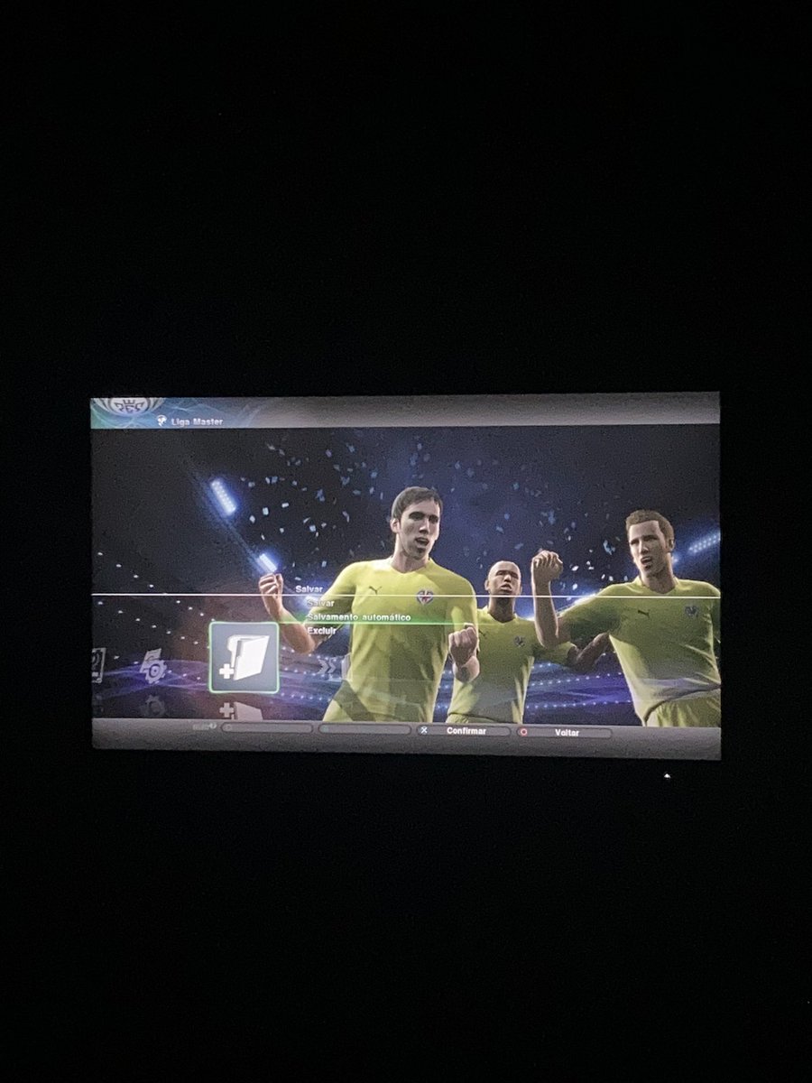 gatopess's tweet photo. @T_I_F_G Minha ML no PES 2011 é com o submarino amarelo, nesse ano eu ainda tinha o Godin na zaga!!! https://t.co/ZQrEi8YE6h
