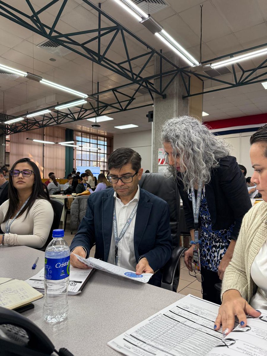 RosCasSol's tweet photo. 👇 ¿Entonces la falsa vendedora por catálogo en el spot de la mentirosa @ClaudiaDobles y quien en realidad es periodista + esposa de PACaspirante a diputación que presidió @CNECostaRica en el gobierno de @CarlosAlvQ, ahora participa en el escrutinio definitivo de votos @TSECostaRica?

🇨🇷 #ProhibidoOlvidar