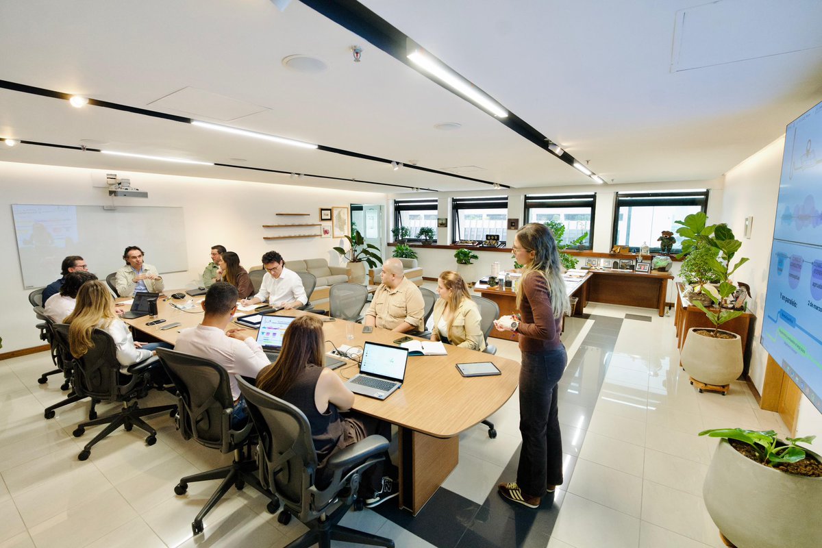 FicoGutierrez's tweet photo. Hoy con el equipo de Planeación revisando las propuestas del POT.

Cuidar a Medellín también es planear bien en temas como hábitat, movilidad y espacio público. 

Tomamos decisiones basadas en datos reales, estudiados a profundidad en el territorio.

Medellín está mejorando. https://t.co/T1G5yynlWi