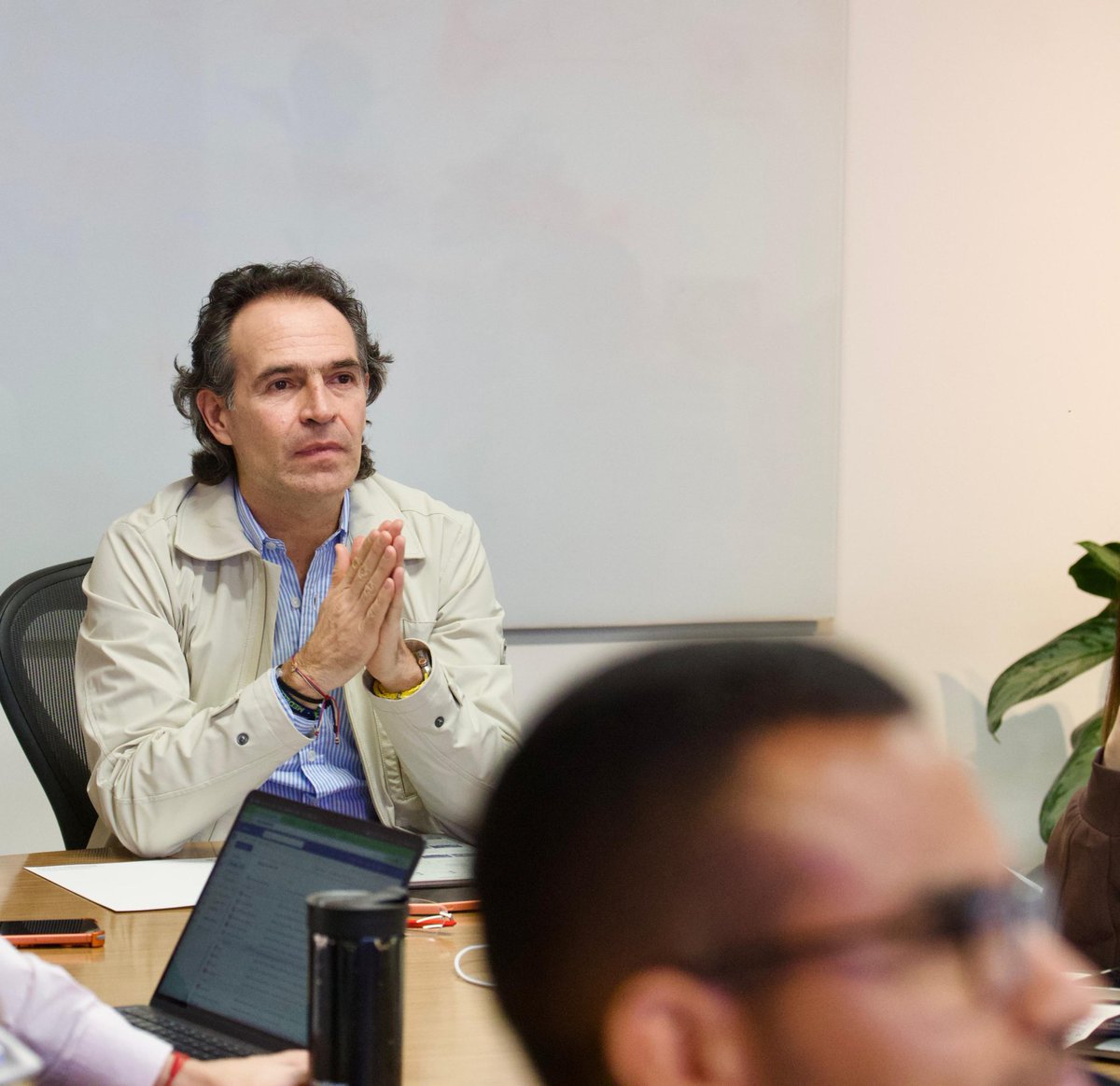 FicoGutierrez's tweet photo. Hoy con el equipo de Planeación revisando las propuestas del POT.

Cuidar a Medellín también es planear bien en temas como hábitat, movilidad y espacio público. 

Tomamos decisiones basadas en datos reales, estudiados a profundidad en el territorio.

Medellín está mejorando. https://t.co/T1G5yynlWi