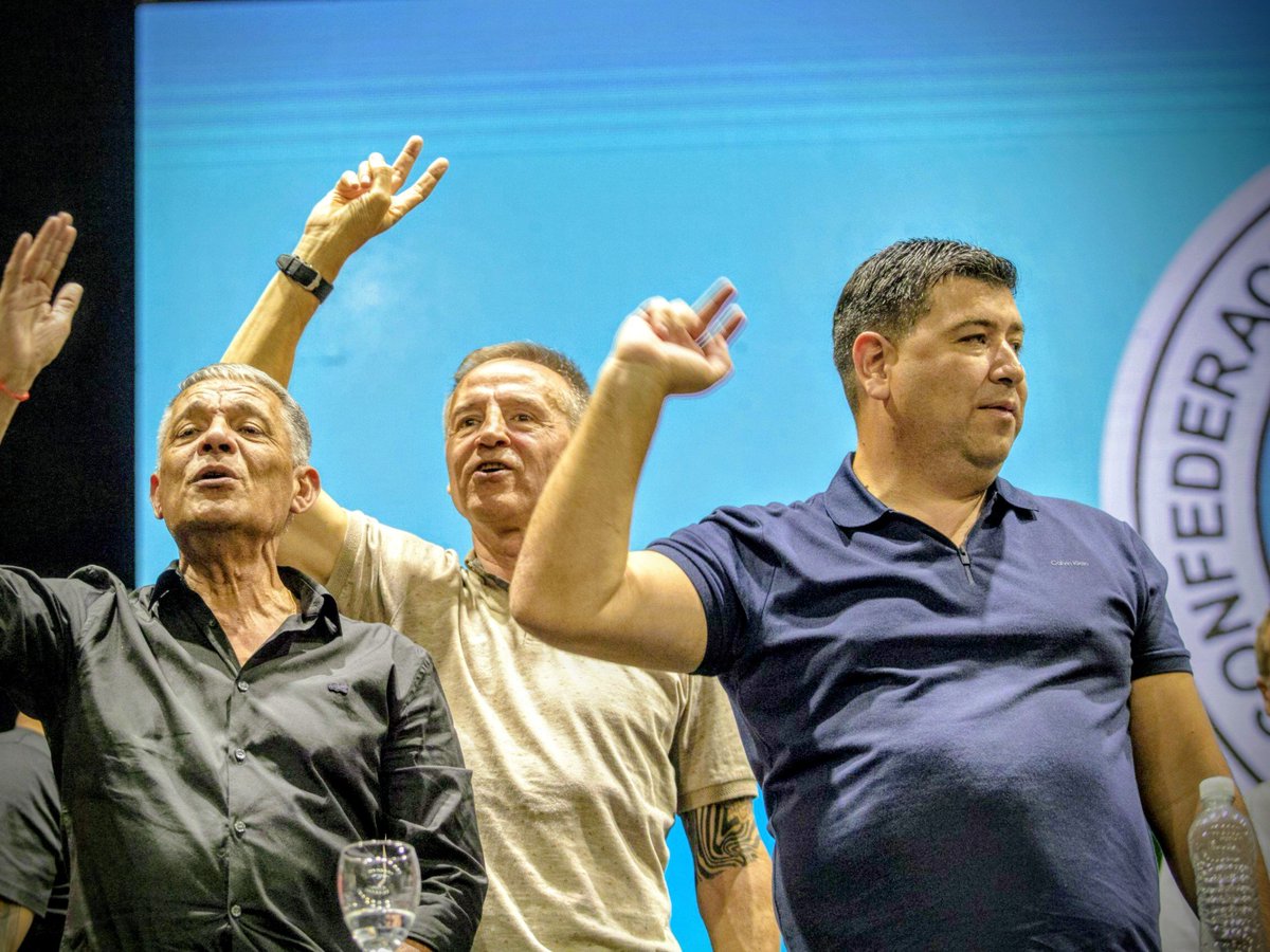 La CGT y la "nueva conducción" a Marzo, movilización sin paro con libertad para que los gremios "duros" paren.
El único freno a la reforma es con huelga general, es tiempo de una central de nuevo tipo, quizás refundando la CTA en unidad para la lucha, es por ahí...esto no sirve.