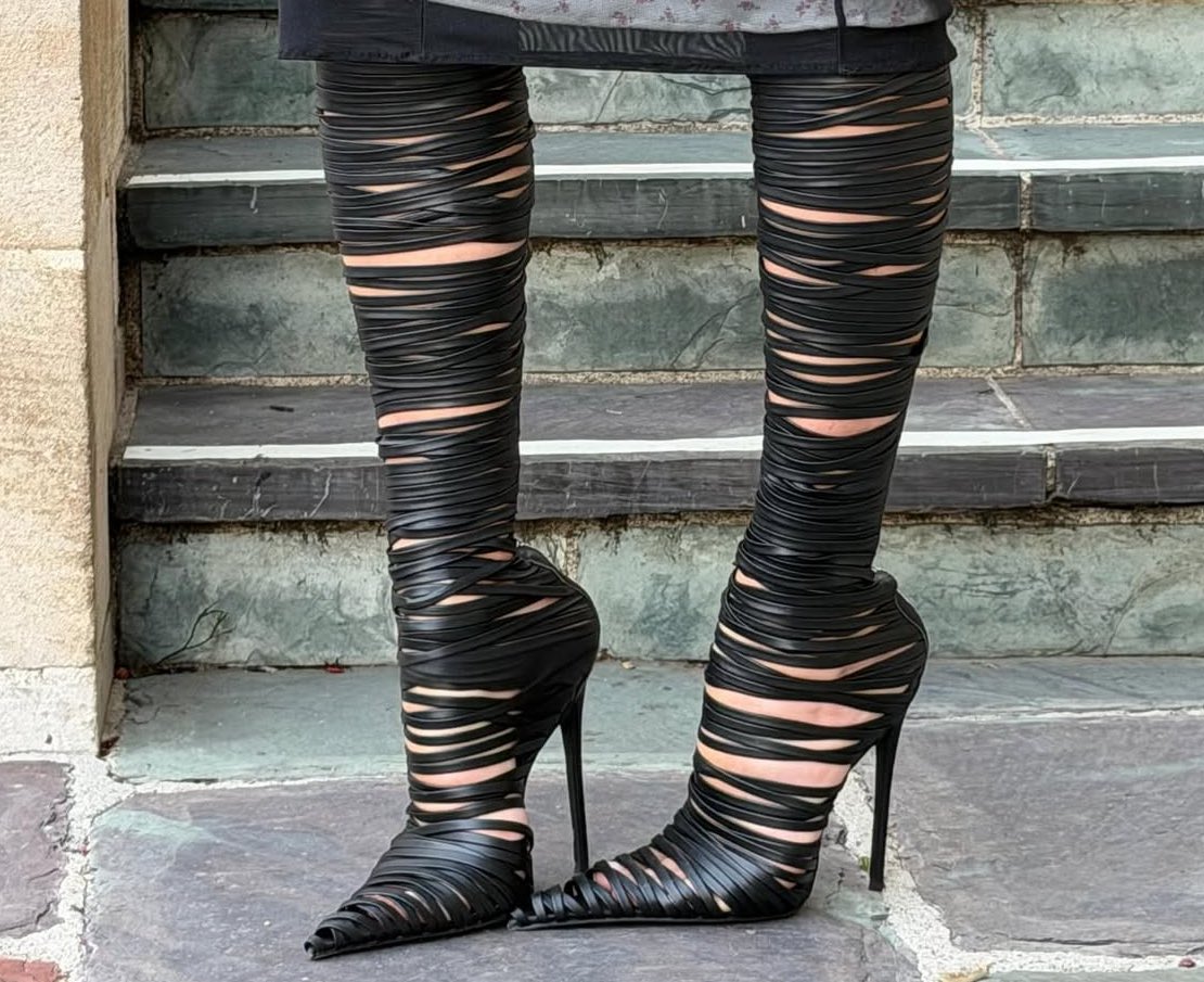 badestoutfit's tweet image. margot robbie heels during ‘wuthering heights’ press