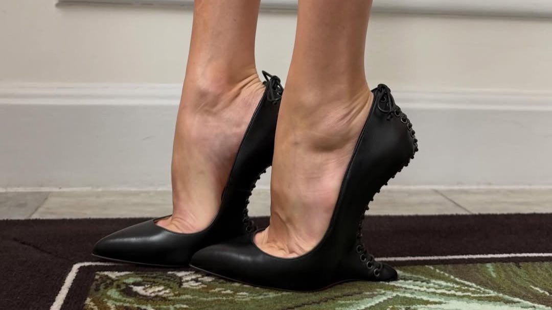 badestoutfit's tweet image. margot robbie heels during ‘wuthering heights’ press