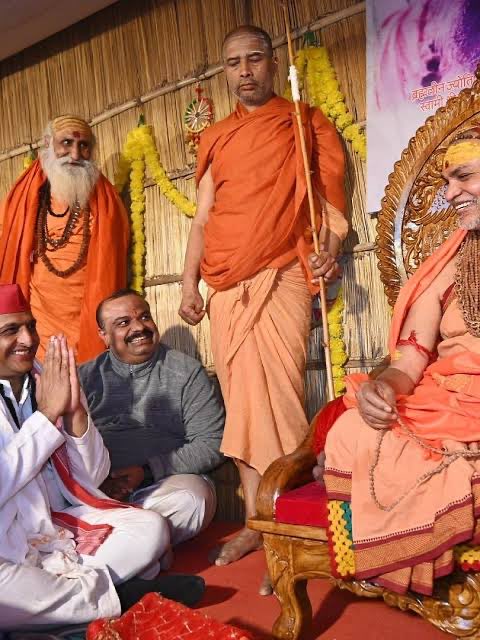 scribe_it's tweet photo. You’ll never see Behenji at the feet of any Baba or guru like Akhilesh or other parties (much less for a baba who criticizes Dr Ambedkar reservation etc) 

Those so called Bahujan progressives (barring exceptions) who bat for SP and Never lash out at Akhikesh or never vote for  Behenji are saying it’s Brahmin appeasement and teaching her how to do politics

Ajib baat hai