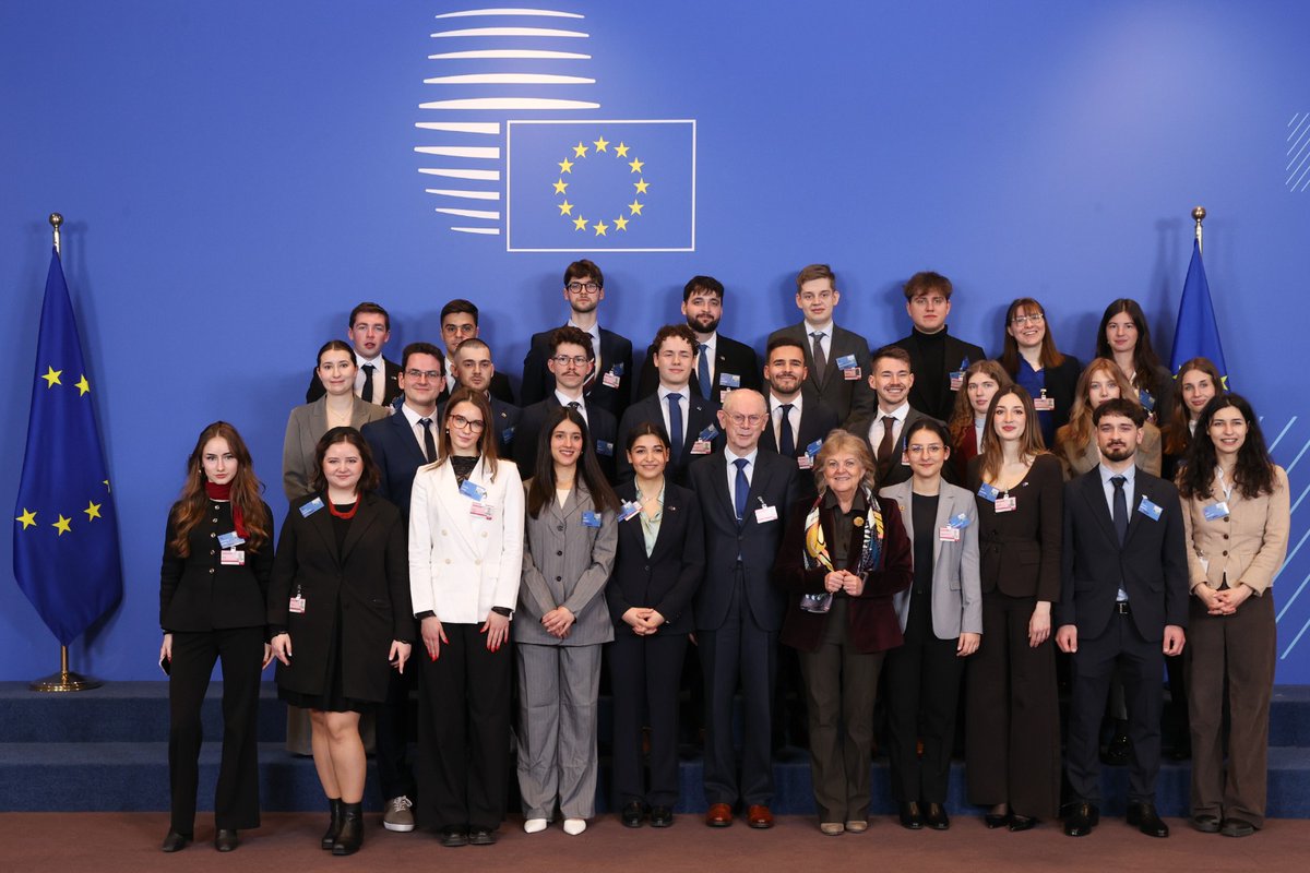 ItalyinEU's tweet photo. 🇮🇹🇪🇺| Si è conclusa a #Bruxelles #ConSIMium, la due giorni di simulazione dell'@EUCouncil: studenti da tutta l'Ue nei ruoli di leader, ministri, ambasciatori, esperti e giornalisti per vivere negoziati e decisioni europee.
Per l' 🇮🇹: Ester, Angelo, Eva, Alessio, Federica e Chiara https://t.co/kSeSGK4CCM