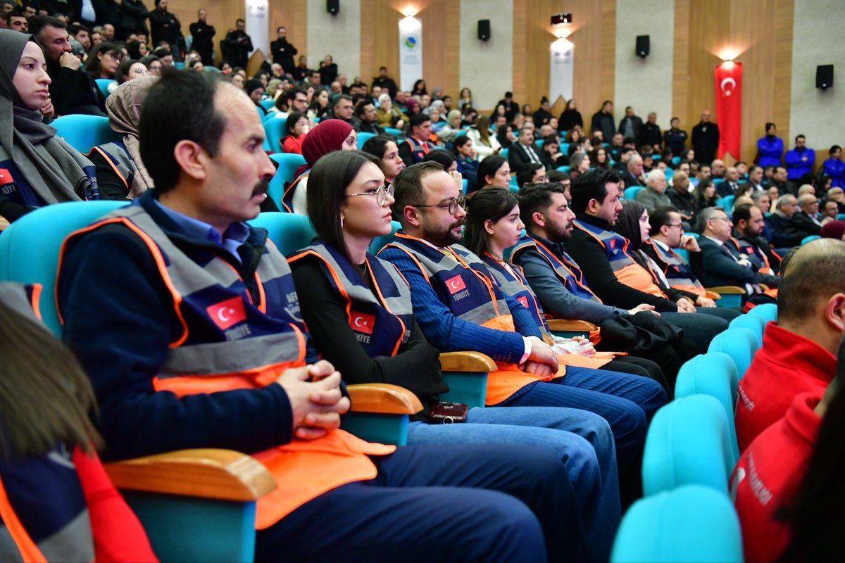 DemiryurekSefa's tweet photo. Asrın felaketi olarak nitelendirdiğimiz #6Şubat Depremlerini Anma Programını Valiliğimiz koordinasyonunda, üniversitemiz ev sahipliğinde gerçekleştirdik. 

#6subat2023’te yaşanan depremlerin yıl dönümünde; depremlerde kaybettiğimiz vatandaşlarımızı rahmetle anmak, milletçe gösterilen dayanışmayı hatırlamak ve iyileştirme sürecine dair kararlılığımızı ifade etmek üzere bir araya geldik.
@TC_icisleri 
@AFADBaskanlik