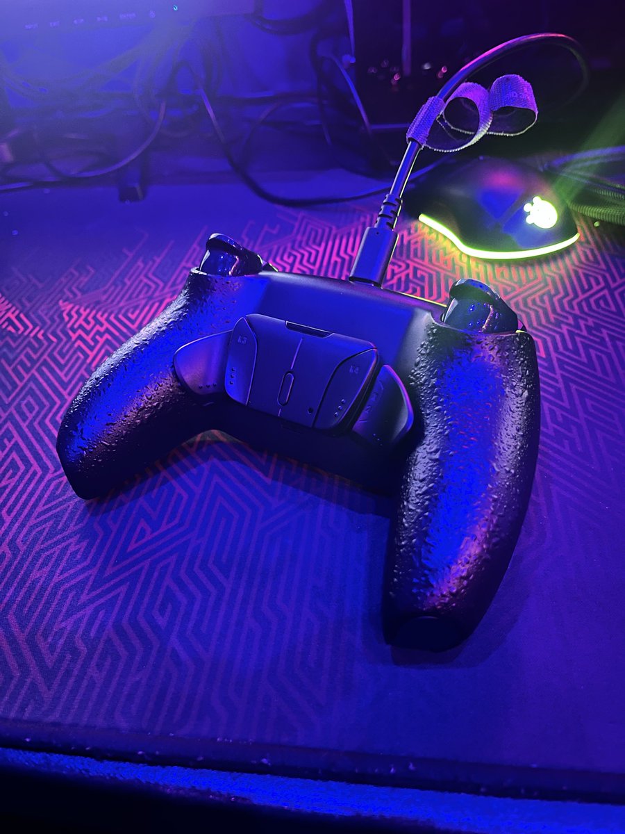 Manette terminée ! ✅ 

-Joysticks TMR Hall effect
-4 Palettes Métal avec Grip arrière 
-Led custom
-Cliques souris sur tout les boutons 

N’hésitez pas à passer en DM 😉🔥