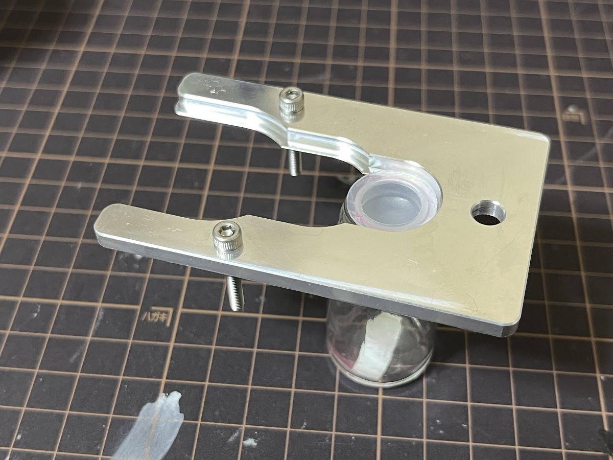 2月8日のワンフェスにて
たまーに外しにくい時があるガイアカラーの内蓋を外すオープナーを販売します
大瓶、ラッカー（最近のは内蓋一体化）、エナメルに対応してます。アルミ（A5052）削りだしです。

お値段：2000円
場所：2-31-01「爆炎乳」