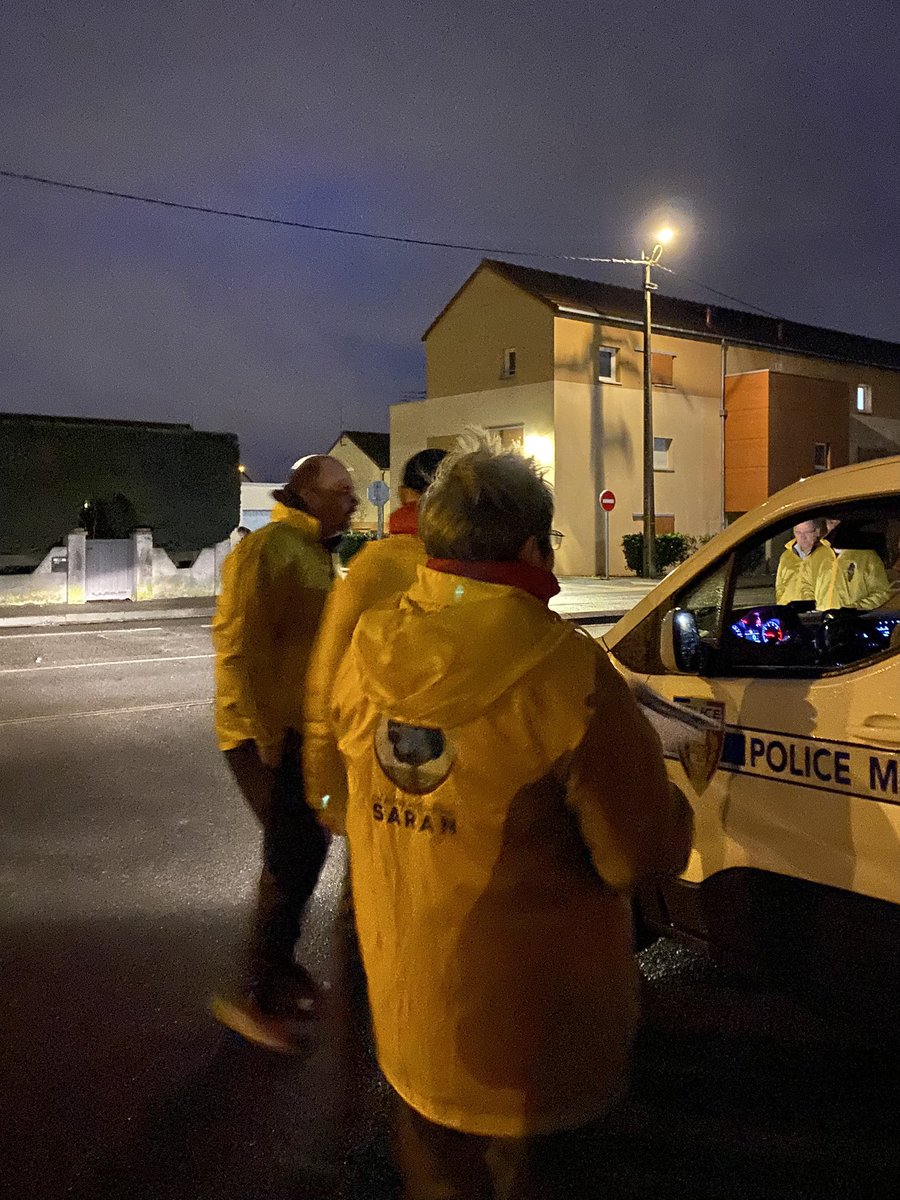 unautrefutur's tweet photo. 📄 Ce matin, dès l’aube, nous étions sur le terrain pour distribuer la « lettre aux agents » à destination du personnel communal. 
💌 Informer, soutenir, être présents : c’est aussi ça notre engagement pour Saran. 

#Saran #UnAutreFuturPourSaran #SaranAvantTout https://t.co/ytYOD2gmVa
