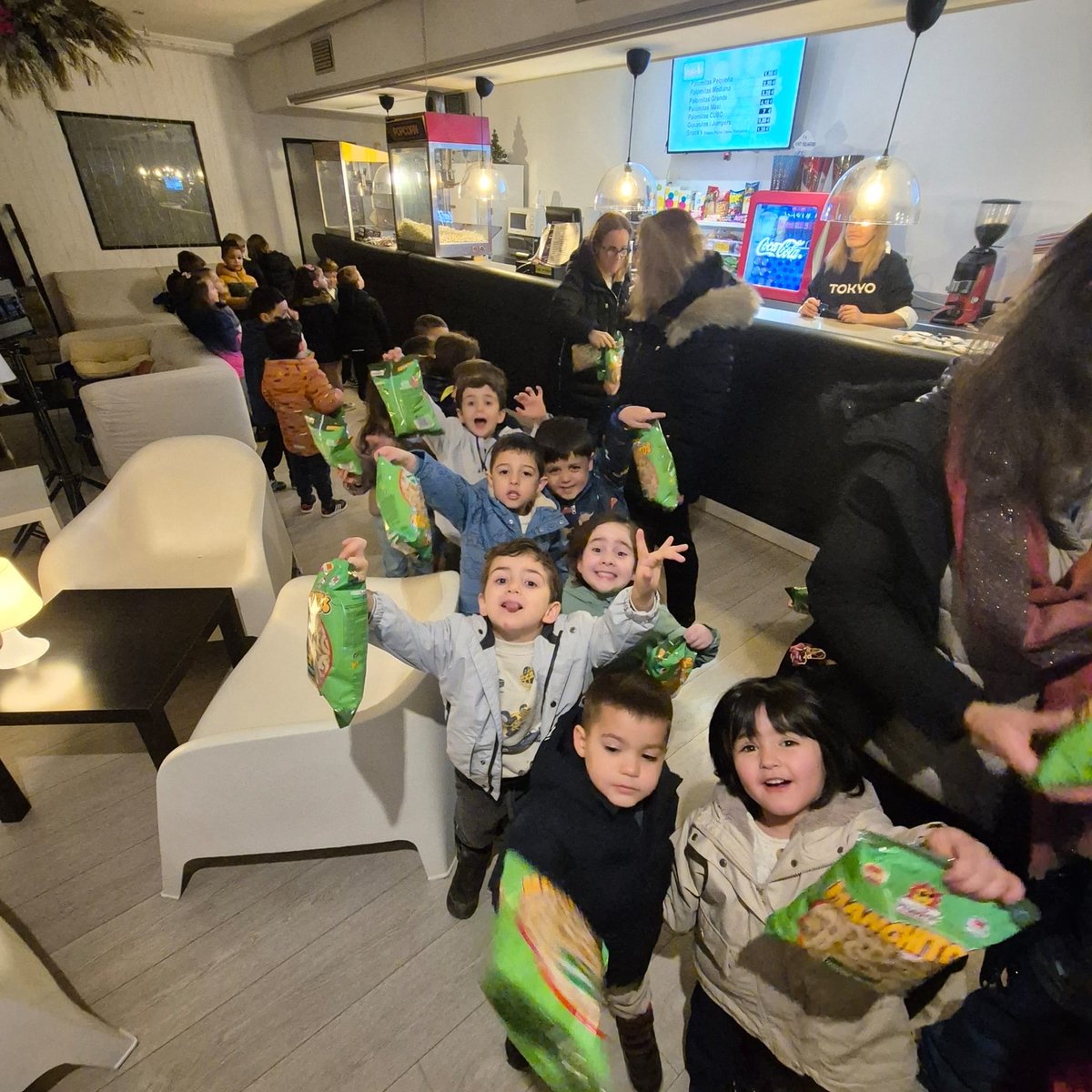 CEIPVdeSacedon's tweet image. 🎬 3, 2, 1… ¡Acción! 🎬
El ciclo de Infantil da comienzo al proyecto del segundo trimestre con una visita muy especial al Cine Avenida.
Queremos agradecer a Juanjo y Javi su atención.
¡Hemos pasado una mañana estupenda!🍿

#Cine #Conexiones #321Acción