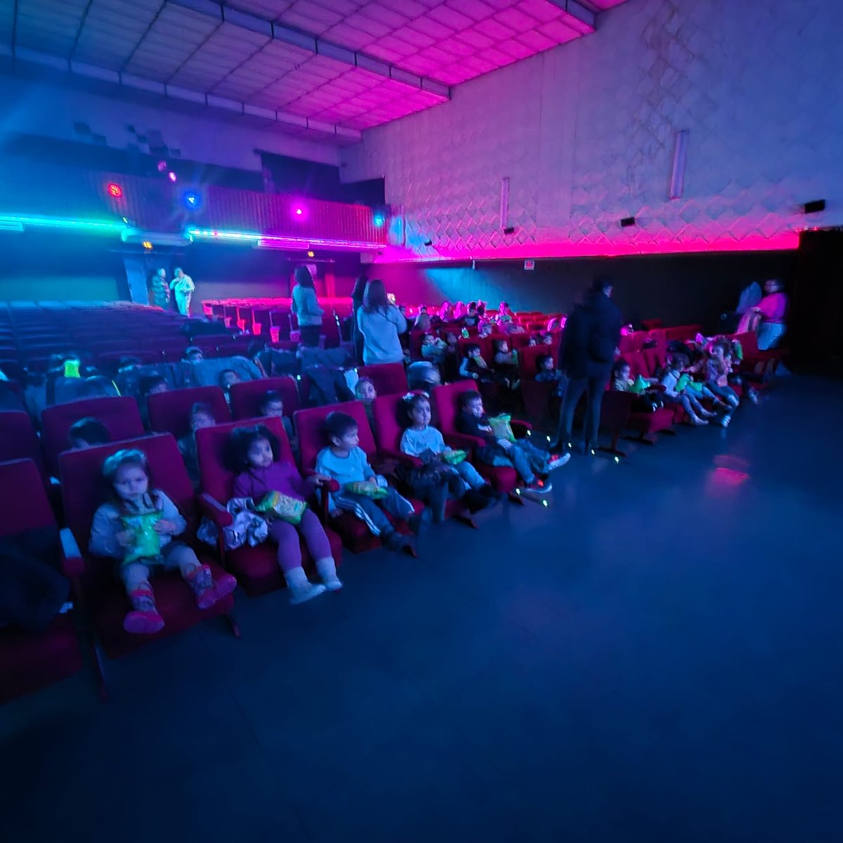 CEIPVdeSacedon's tweet image. 🎬 3, 2, 1… ¡Acción! 🎬
El ciclo de Infantil da comienzo al proyecto del segundo trimestre con una visita muy especial al Cine Avenida.
Queremos agradecer a Juanjo y Javi su atención.
¡Hemos pasado una mañana estupenda!🍿

#Cine #Conexiones #321Acción