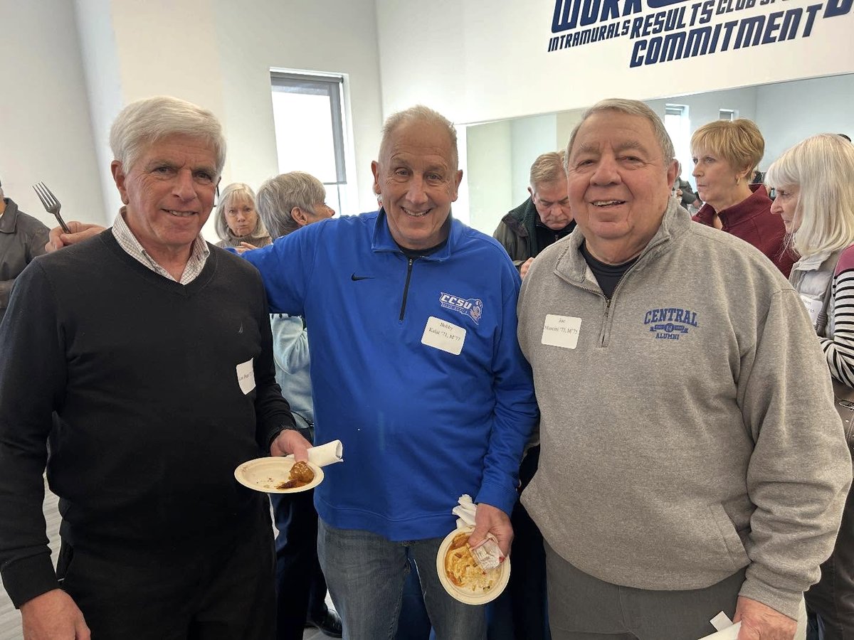 CCSU's tweet image. Nothing like welcoming alumni back for Blue Devil hoops🏀💙🔱

#WeAreCentral #GoBlueDevils