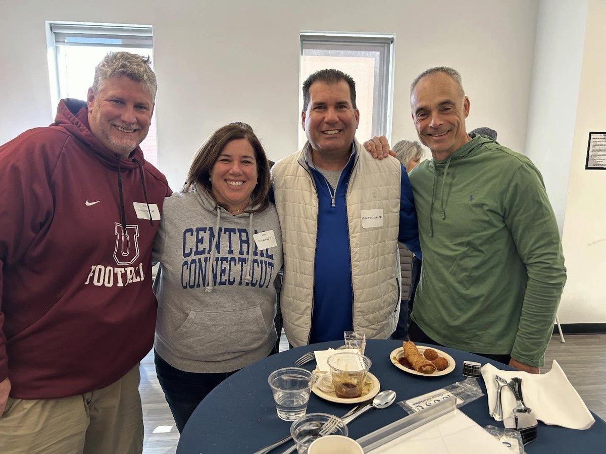 CCSU's tweet image. Nothing like welcoming alumni back for Blue Devil hoops🏀💙🔱

#WeAreCentral #GoBlueDevils