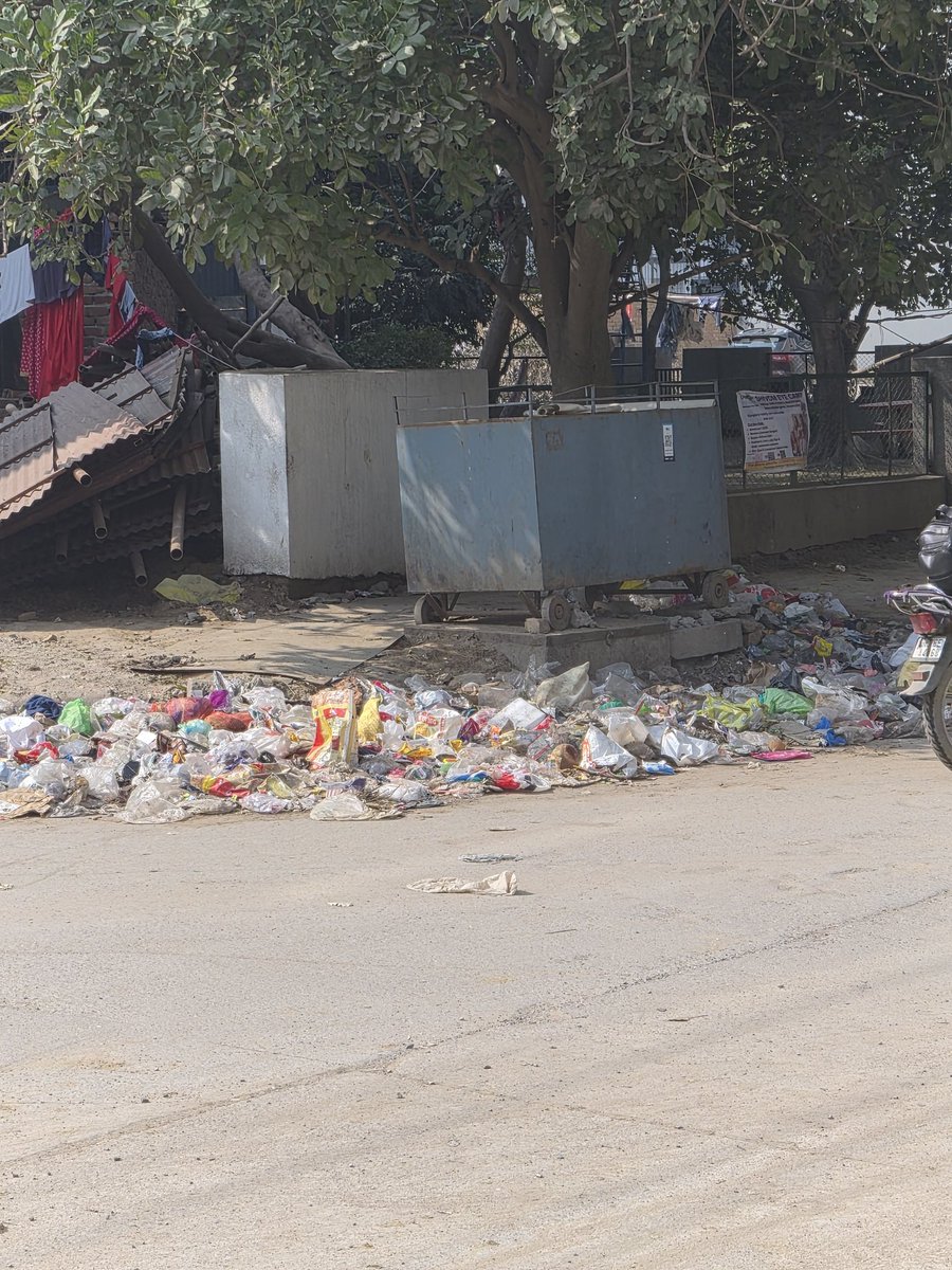 apanshulam's tweet photo. Requesting the concerned authorities to please look into the poor condition of this street. Garbage has not been cleared for days and it’s becoming unhygienic. Immediate cleaning required. LOCATION:opposite Skin Care World,Plot No, 959, Sector 51 Rd, Sector 51, #Gurugram, Haryana 122018 #CleanIndia  #SwachhBharat @OfficialGMDA @BJP4Haryana @DC_Gurugram @gurgaonpolice @MunCorpGurugram