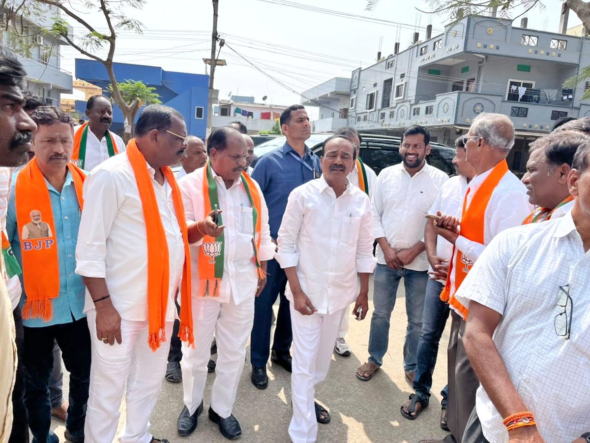 KUR_BRS's tweet photo. Participated in the Aliabad Municipality canvassing program along with Malkajgiri MP Eatala Rajender garu and local leaders, requesting the people to extend their valuable support and votes to BJP and Narendra Modi ji for continued development and strong leadership.

#BJP https://t.co/7tLNVwWqjJ